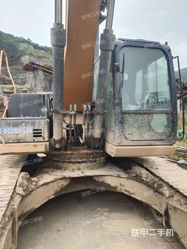 大臂油缸整体 竖拍(工作和回转装置) 大臂油缸整体 竖拍(工作和回转装置)