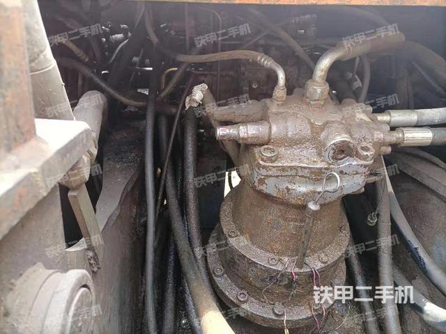 回转马达和主控阀(整机外观) 回转马达和主控阀(整机外观)