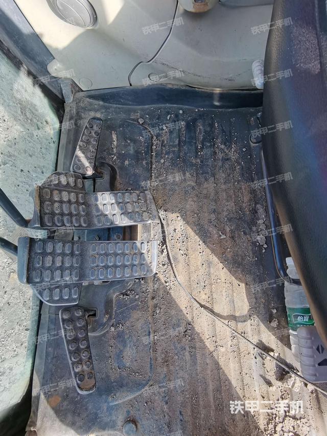 行走控制手柄和踏板 俯拍（驾驶室部分）