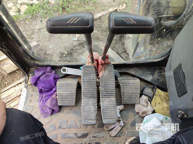 行走控制手柄和踏板 俯拍（驾驶室部分）