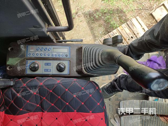 座椅左侧控制台/音响/含左手柄（驾驶室部分）