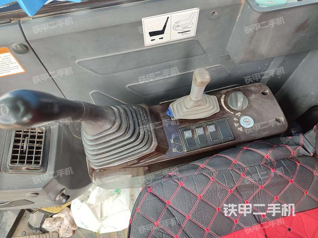 座椅右侧控制台/钥匙门/油门/含右手柄（驾驶室部分）