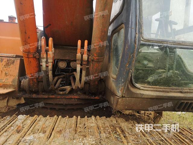 转盘和下车架正前(工作和回转装置) 转盘和下车架正前(工作和回转装置)