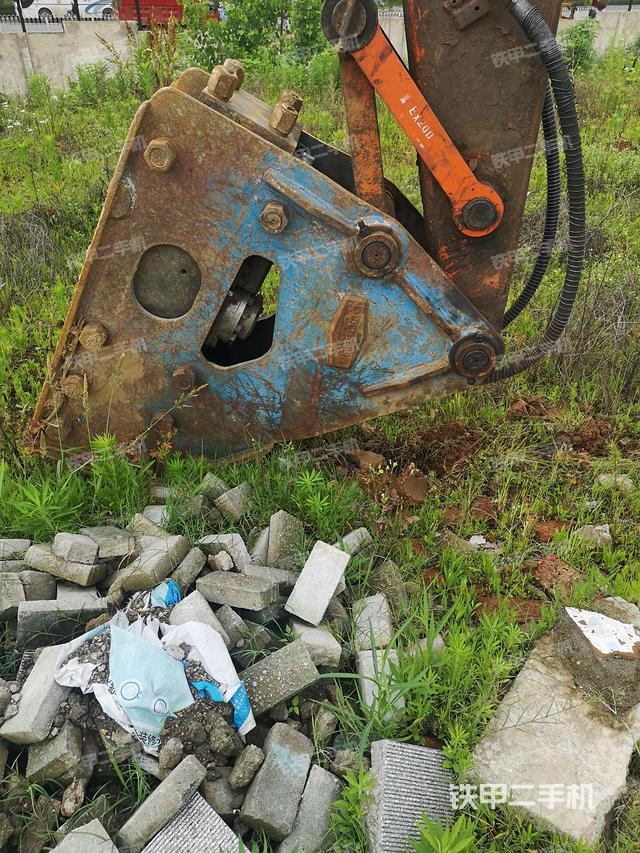 铲斗右后整体(工作和回转装置) 铲斗右后整体(工作和回转装置)