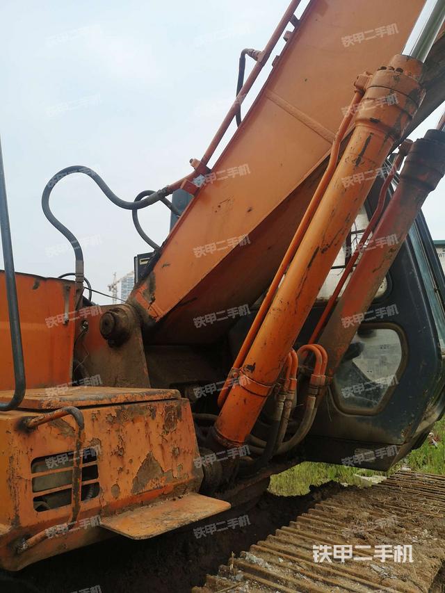 大臂根部 斜视(工作和回转装置) 大臂根部 斜视(工作和回转装置)