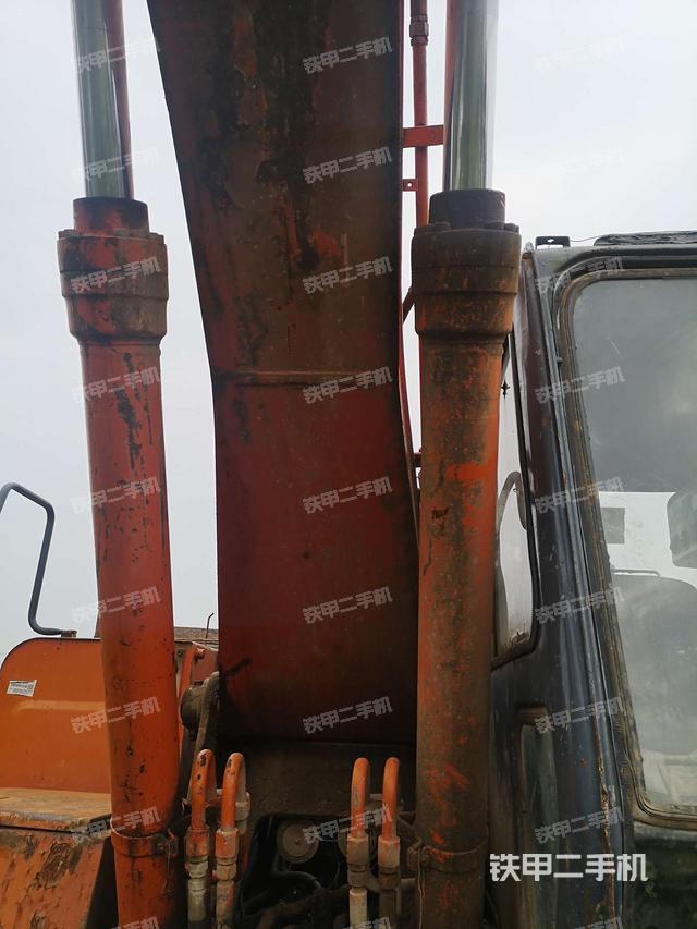 大臂油缸整体 竖拍(工作和回转装置) 大臂油缸整体 竖拍(工作和回转装置)