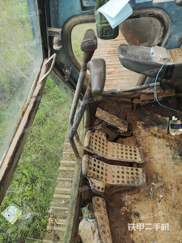 行走控制手柄和踏板 俯拍(驾驶室部分) 行走控制手柄和踏板 俯拍(驾驶室部分)