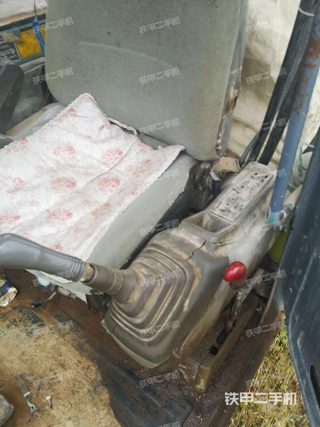 座椅左侧控制台/音响/含左手柄(驾驶室部分) 座椅左侧控制台/音响/含左手柄(驾驶室部分)