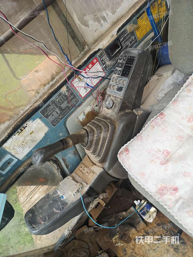 座椅右侧控制台/钥匙门/油门/含右手柄(驾驶室部分) 座椅右侧控制台/钥匙门/油门/含右手柄(驾驶室部分)