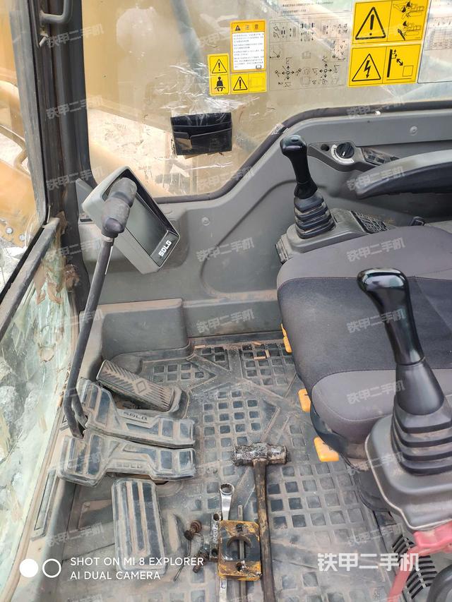 行走控制手柄和踏板 俯拍(驾驶室部分) 行走控制手柄和踏板 俯拍(驾驶室部分)