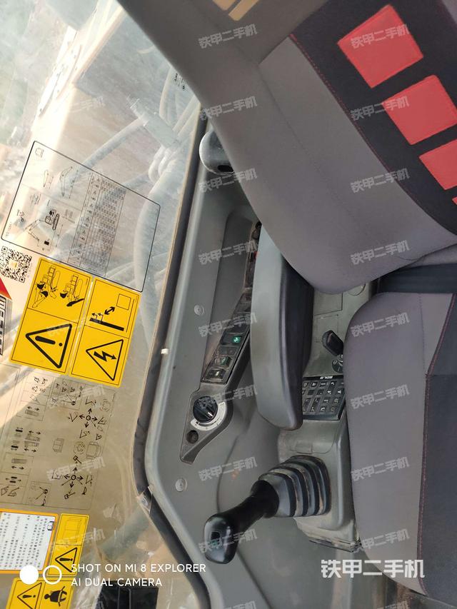 座椅右侧控制台/钥匙门/油门/含右手柄(驾驶室部分) 座椅右侧控制台/钥匙门/油门/含右手柄(驾驶室部分)