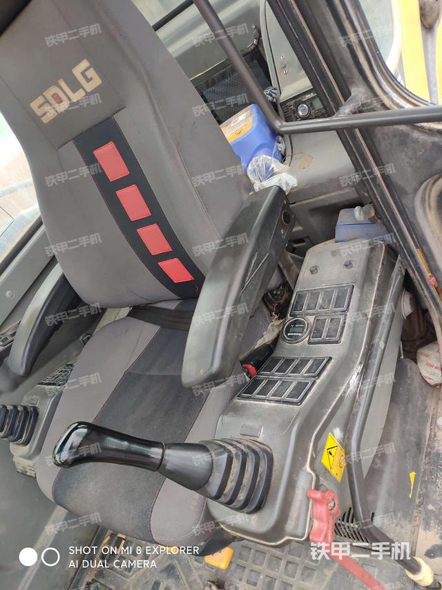 座椅左侧控制台/音响/含左手柄(驾驶室部分) 座椅左侧控制台/音响/含左手柄(驾驶室部分)