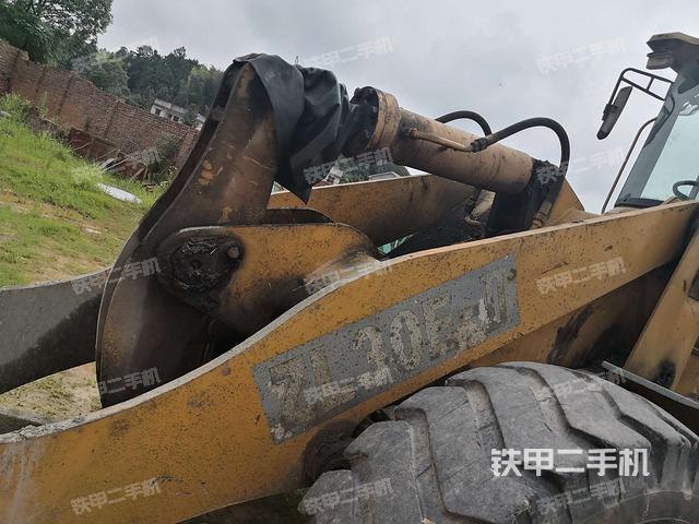 铲斗油缸侧面(工作装置) 铲斗油缸侧面(工作装置)