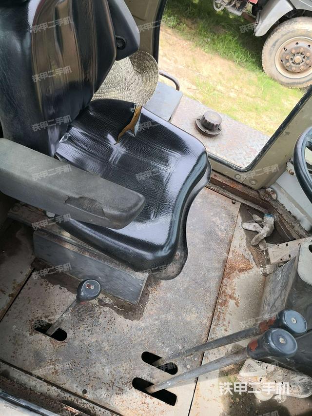 后窗玻璃角标 (驾驶室部分) 后窗玻璃角标 (驾驶室部分)