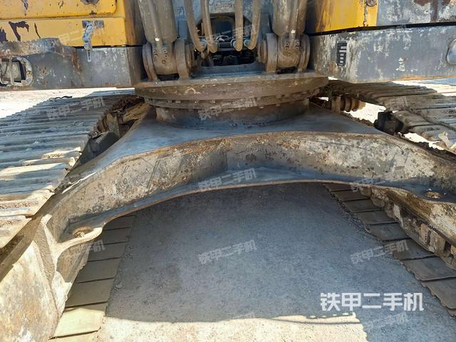 转盘和下车架正前（工作和回转装置）