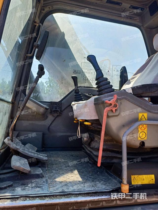 行走控制手柄和踏板 俯拍（驾驶室部分）