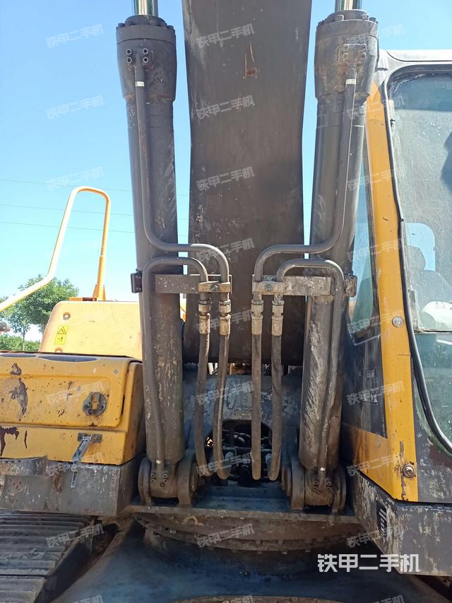 大臂油缸整体 竖拍（工作和回转装置）