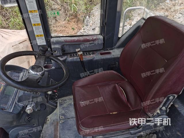 驾驶室内部（驾驶室部分）