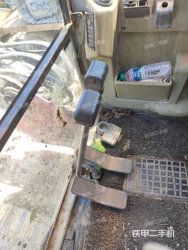 行走控制手柄和踏板 俯拍（驾驶室部分）