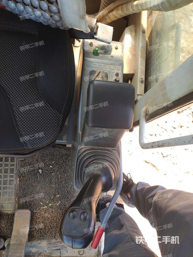 座椅左侧控制台/音响/含左手柄（驾驶室部分）