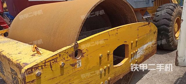 左引导轮 /左前轮(行走机构) 左引导轮 /左前轮(行走机构)