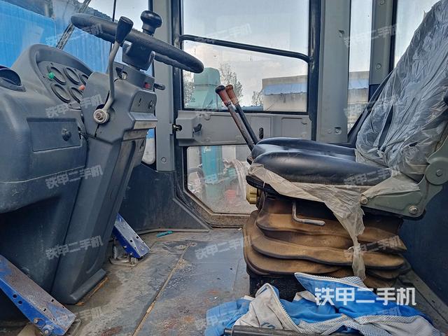 驾驶室内部（驾驶室部分）