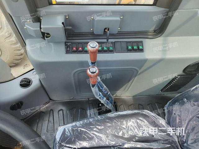 雅安市二手山东临工l953装载机-操作杆  档位实拍图-346