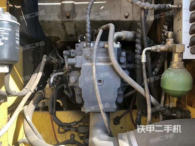 液压泵舱室正面整体（整机外观）