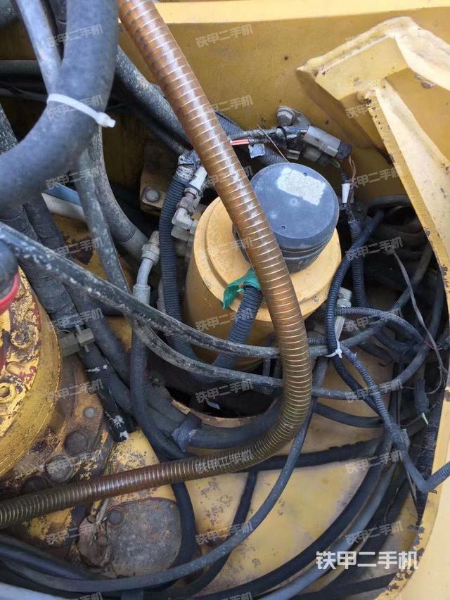 回转马达和主控阀（整机外观）