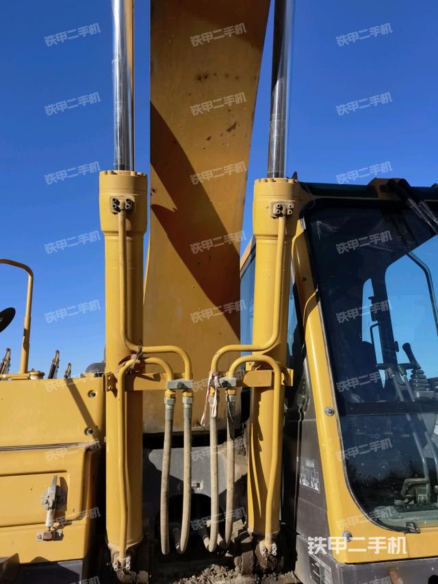 大臂油缸整体 竖拍(工作和回转装置) 大臂油缸整体 竖拍(工作和回转装置)