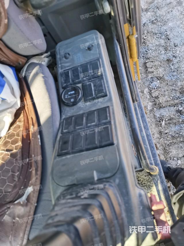 座椅左侧控制台/音响/含左手柄（驾驶室部分）