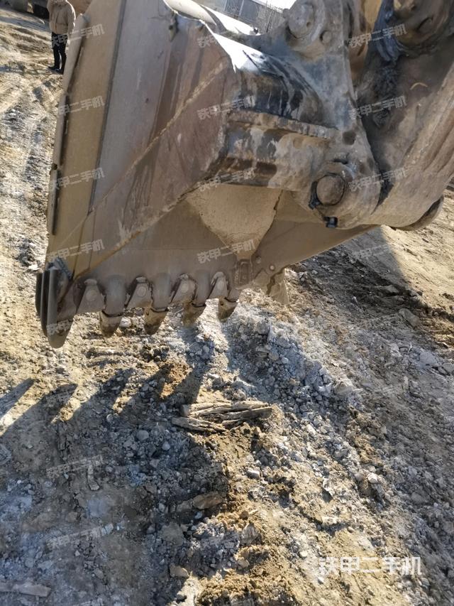 铲斗右后整体(工作和回转装置) 铲斗右后整体(工作和回转装置)