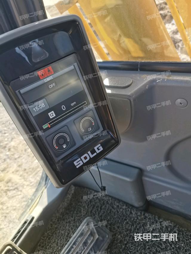 显示屏 (驾驶室部分) 显示屏 (驾驶室部分)