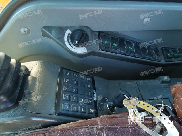 座椅右侧控制台/钥匙门/油门/含右手柄(驾驶室部分) 座椅右侧控制台/钥匙门/油门/含右手柄(驾驶室部分)