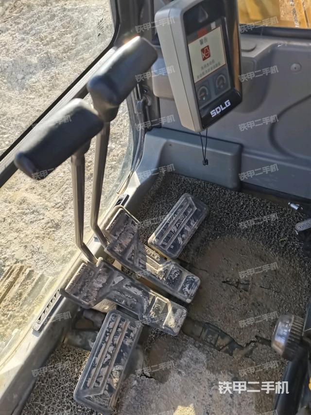 行走控制手柄和踏板 俯拍（驾驶室部分）