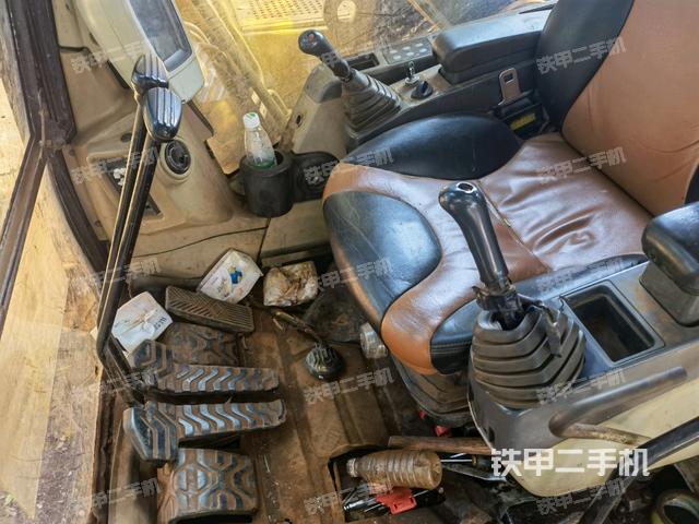 行走控制手柄和踏板 俯拍（驾驶室部分）