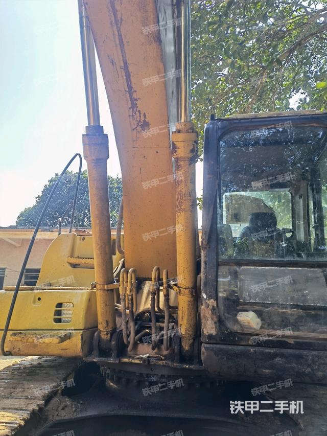 大臂油缸整体 竖拍（工作和回转装置）