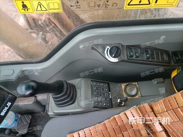 座椅右侧控制台/钥匙门/油门/含右手柄（驾驶室部分）