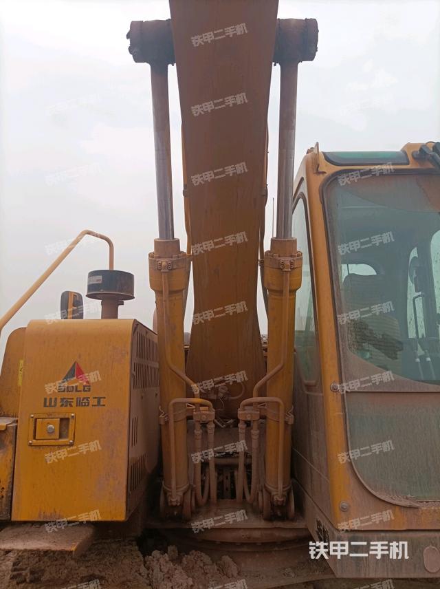 大臂油缸整体 竖拍（工作和回转装置）