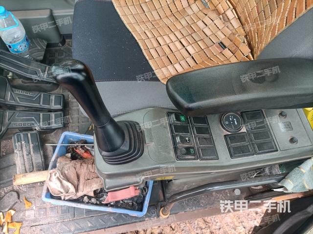 座椅左侧控制台/音响/含左手柄（驾驶室部分）