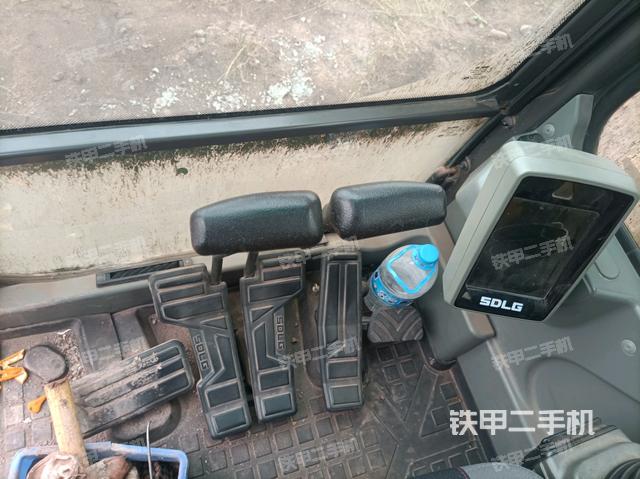 行走控制手柄和踏板 俯拍（驾驶室部分）