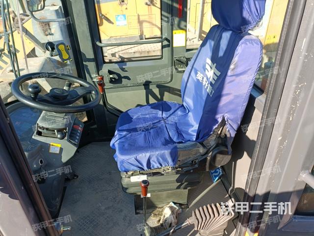 驾驶室内部(驾驶室部分) 驾驶室内部(驾驶室部分)