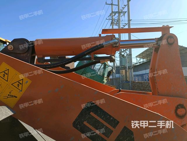 铲斗油缸侧面(工作装置) 铲斗油缸侧面(工作装置)
