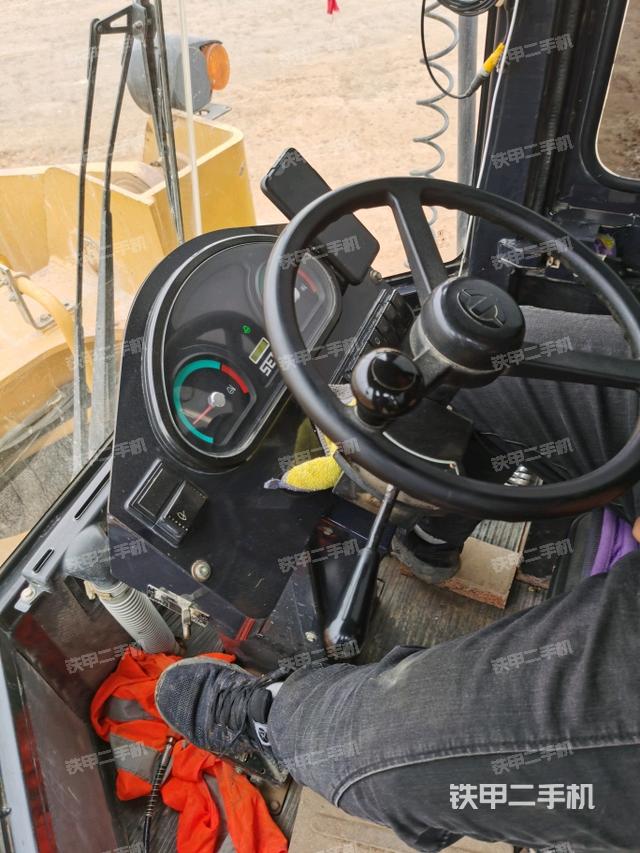 淄博市二手山工sem652d装载机-驾驶室内部实拍图-343