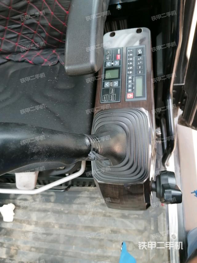 座椅左侧控制台/音响/含左手柄(驾驶室部分) 座椅左侧控制台/音响/含左手柄(驾驶室部分)