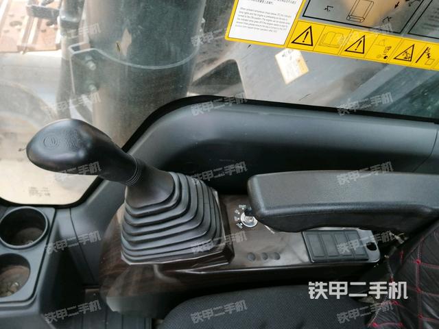 座椅右侧控制台/钥匙门/油门/含右手柄(驾驶室部分) 座椅右侧控制台/钥匙门/油门/含右手柄(驾驶室部分)