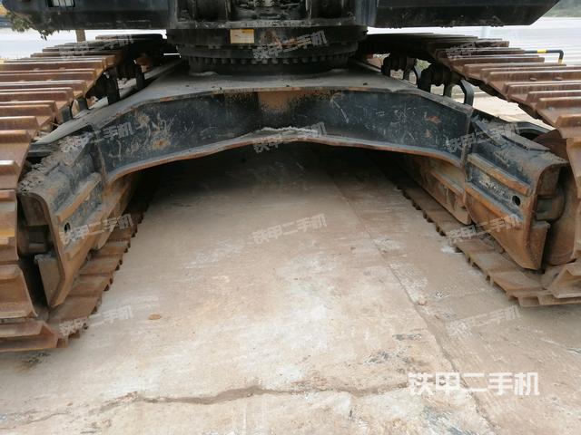 转盘和下车架正前(工作和回转装置) 转盘和下车架正前(工作和回转装置)