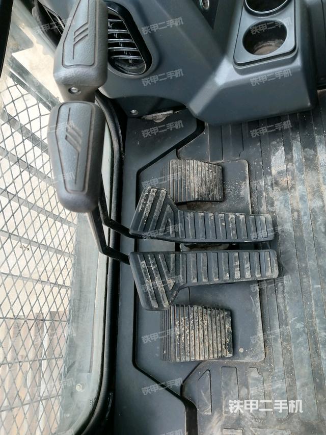 行走控制手柄和踏板 俯拍（驾驶室部分）