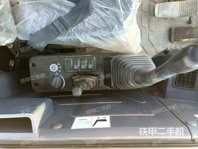 座椅右侧控制台/钥匙门/油门/含右手柄(驾驶室部分) 座椅右侧控制台/钥匙门/油门/含右手柄(驾驶室部分)