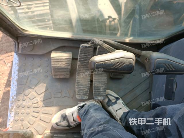 行走控制手柄和踏板 俯拍(驾驶室部分) 行走控制手柄和踏板 俯拍(驾驶室部分)